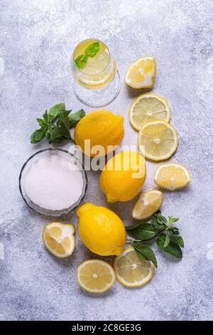 Zutaten für erfrischende Limonade - Zitronen, Minze, Thymian, Zucker, Draufsicht. Stockfoto