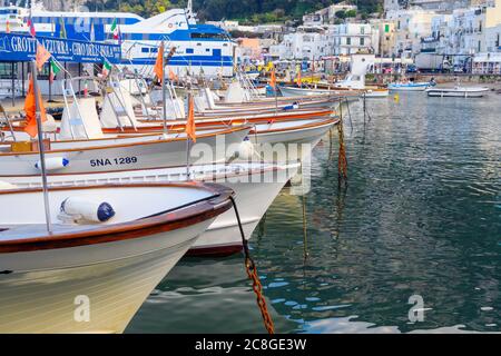 Boote und Yachten liegen im Hafen von Capri, Italien Stockfoto