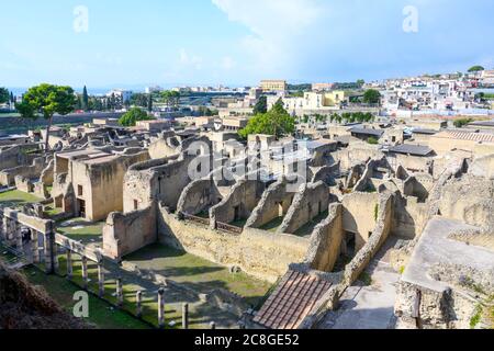 Blick über die römische Stadt Herculaneum auf die Bucht von Neapel, Italien Stockfoto