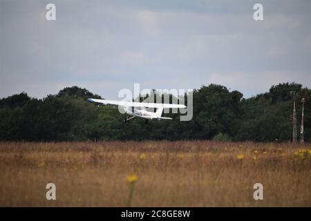 Leichtes Flugzeug, das von einem ländlichen Flughafen abfliegt Stockfoto