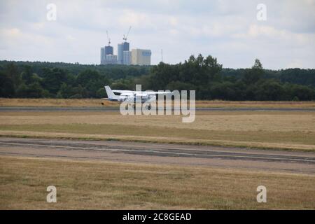 Leichte Flugzeuge landen mit Gebäuden im Hintergrund Stockfoto