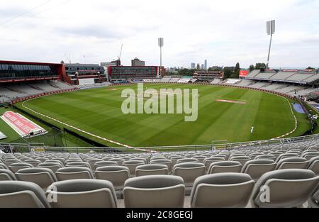 Gesamtansicht des Geschehens auf dem Platz vor leeren Ständen mit der Skyline der Stadt im Hintergrund während des ersten Tages des dritten Tests im Emirates Old Trafford, Manchester. Stockfoto