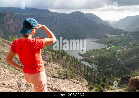 Wanderweibchen mit Blick auf presa (Stausee) auf Soria auf Gran Canaria, Kanarische Inseln, Spanien Stockfoto