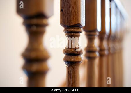 Holzgeländer einer luxuriösen antiken Treppe, Holzarbeiten Elemente Makro Photographie, Retro-Design schöne Innenausstattung eines modernen Hauses Stockfoto