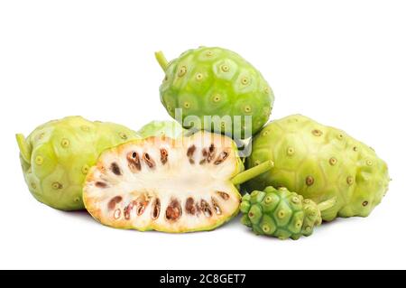 Noni oder Morinda Citrifolia Früchte mit geschnittenen isoliert auf weißem Hintergrund (Rubiaceae Noni, große Morinda, indische Maulbeere, Strand Maulbeere, Käse fru Stockfoto