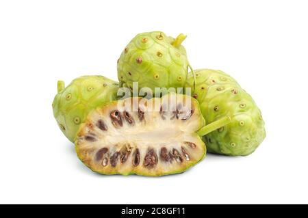 Noni oder Morinda Citrifolia Früchte mit geschnittenen isoliert auf weißem Hintergrund (Rubiaceae Noni, große Morinda, indische Maulbeere, Strand Maulbeere, Käse fru Stockfoto