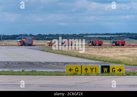 Hamburg, Deutschland. Juli 2020. Über den Flugplatz fahren Feuerwehrfahrzeuge und ein Krankenwagen der Flughafenfeuerwehr. Am Freitag stürzte ein kleines Flugzeug vom Start- und Landebahn des Helmut Schmidt Airport ab, wodurch die Start- und Landebahnen vollständig geschlossen wurden. Quelle: Jonas Walzberg/dpa/Alamy Live News Stockfoto