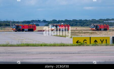 Hamburg, Deutschland. Juli 2020. Feuerwehrfahrzeuge der Flughafenfeuerwehr fahren über den Flugplatz. Am Freitag stürzte ein kleines Flugzeug vom Start- und Landebahn des Helmut Schmidt Airport ab, wodurch die Start- und Landebahnen vollständig geschlossen wurden. Quelle: Jonas Walzberg/dpa/Alamy Live News Stockfoto