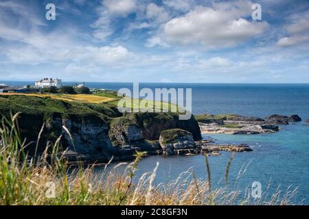 Nordküste von Nordirland, in der Grafschaft Antrim, in der Nähe der Giants Causeway und Causeway Coast. Stockfoto