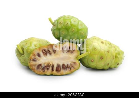 Noni oder Morinda Citrifolia Früchte mit geschnittenen isoliert auf weißem Hintergrund (Rubiaceae Noni, große Morinda, indische Maulbeere, Strand Maulbeere, Käse fru Stockfoto