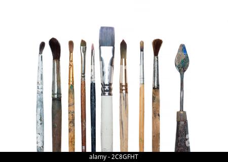 Alte Ölfarbe Pinsel und Palettenmesser isoliert Stockfoto