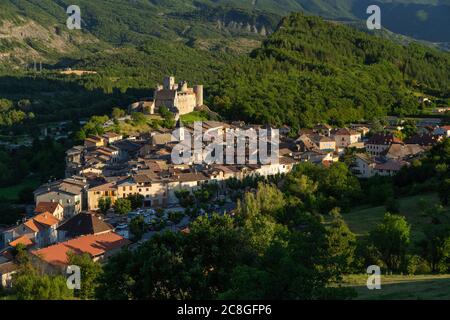 Das Dorf Tallard und seine mittelalterliche Burg bei Sonnenuntergang im Durance-Tal, Hautes-Alpes (05), Alpen, Frankreich Stockfoto