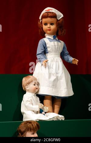 Eine Krankenschwester Puppe aus der 400-tlg. Sammlung antiker