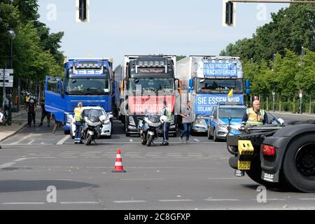 Berlin, Deutschland - Freitag, 24. Juli 2020 - Lastwagenfahrer bringen den Verkehr im Zentrum Berlins zum Stillstand, weil sie gegen die Auswirkungen der Coronavirus-Krise auf den Mangel an Geschäft für Straßengüterfahrer und die Preiserholung protestieren. Die Straßen waren für etwa 30 Minuten gesperrt, da mehrere hundert Lastwagen in die Innenstadt kamen. Foto Steven May / Alamy Live News Stockfoto