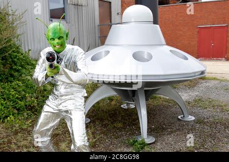 GEEK ART - Bodypainting und Transfomaking: UFO-Fotoshooting mit Paul Skupin als außerirdischer nach der Landung auf einem Industriegelände auf dem Planeten Erde in Bakede. - EIN Projekt der Fotografin Tschiponnique Skupin und des Bodypainters Enrico Lein Stockfoto