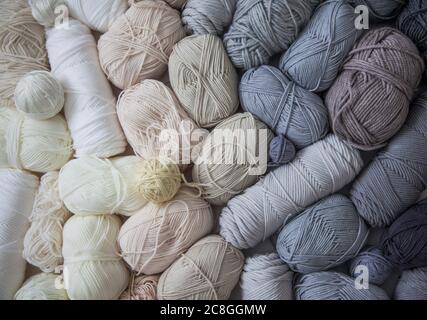 Vertikaler Verlauf aus Garn natürlicher Farbtöne. Weiß, beige, grau, schwarz und cremefarben. Stockfoto