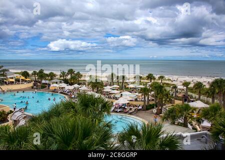 Amelia Island, Florida - 16. August 2019: Touristen genießen einen Tag im Pool in einem Luxus-Resort-Hotel am Fernandina Beach auf der wunderschönen Amelia Island Stockfoto