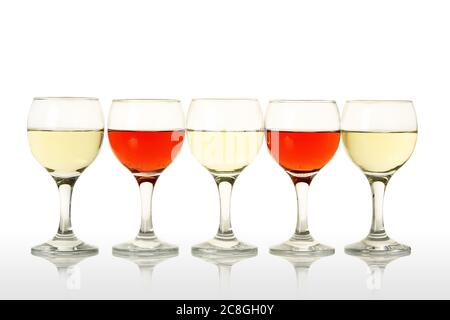Fünf Weingläser mit Rosa und Weißwein Stockfoto