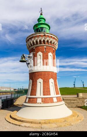 Leuchtturm Kaiserschleuse, auch Pingelturm, Pier zum Eingang des Kaiserhafens, Bremerhaven, Bremen, Deutschland Stockfoto