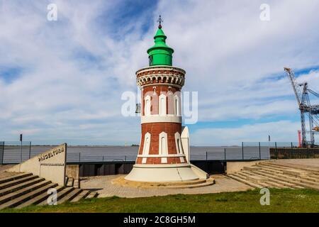 Leuchtturm Kaiserschleuse, auch Pingelturm, Pier zum Eingang des Kaiserhafens, Bremerhaven, Bremen, Deutschland Stockfoto