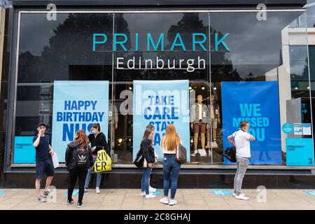 Edinburgh, Schottland, Großbritannien. Juli 2020. 24 Soziale Distanzierung in der Schlange vor Primark in der Princes Street in Edinburgh. Iain Masterton/Alamy Live News Stockfoto