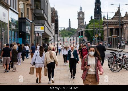 Edinburgh, Schottland, Großbritannien. Juli 2020. 24 Blick auf die geschäftige Princes Street mit vielen Menschen, die während des Verkaufs einkaufen. Iain Masterton/Alamy Live News Stockfoto