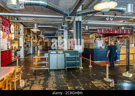 Klara Food Court während der Corona-Maßnahmen in Basel, Schweiz Stockfoto