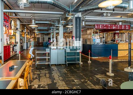 Klara Food Court während der Corona-Maßnahmen in Basel, Schweiz Stockfoto