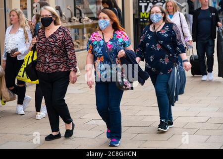 Edinburgh, Schottland, Großbritannien. Juli 2020. 24 Blick auf die geschäftige Princes Street mit vielen Menschen, die während des Verkaufs einkaufen. Iain Masterton/Alamy Live News Stockfoto