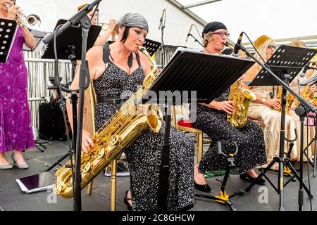 Frauen in historischen Kostümen spielen Musik auf der Great Gatsby Fair, Bexhill on Sea, East Sussex, Großbritannien Stockfoto