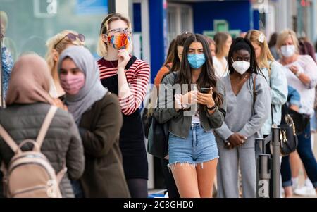 Edinburgh, Schottland, Großbritannien. Juli 2020. 24 Soziale Distanzierung in der Warteschlange durch Kunden, die Gesichtsmast außerhalb von Zara auf der Princes Street in Edinburgh tragen. Iain Masterton/Alamy Live News Stockfoto