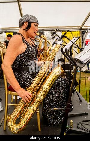 Frauen in historischen Kostümen spielen Musik auf der Great Gatsby Fair, Bexhill on Sea, East Sussex, Großbritannien Stockfoto