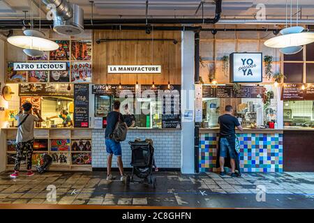 Klara Food Court bei Corona-Massnahmen in Basel, Schweiz. Mittagessen im Basler Food Court Klara mit Gerichten aus neun Nationen Stockfoto