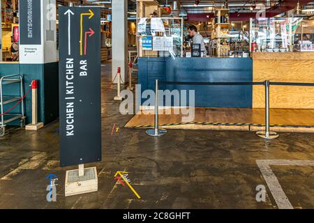 Klara Food Court während der Corona-Maßnahmen in Basel, Schweiz Stockfoto