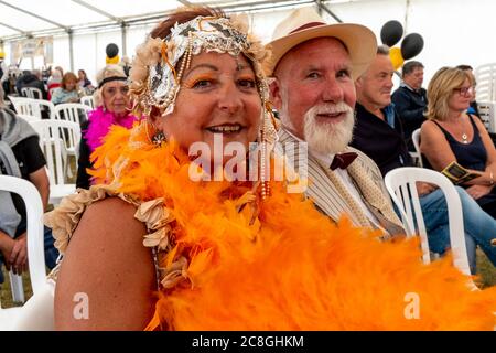 Menschen in historischen Kostümen auf der Great Gatsby Fair, Bexhill on Sea, East Sussex, Großbritannien Stockfoto