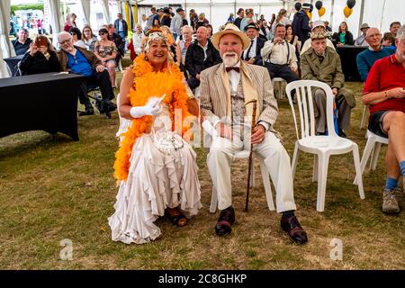 Menschen in historischen Kostümen auf der Great Gatsby Fair, Bexhill on Sea, East Sussex, Großbritannien Stockfoto