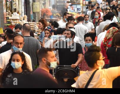 Jerusalem, Israel. Juli 2020. Israelis drängen sich vor dem jüdischen Sabbat am Freitag, dem 24. Juli 2020, auf den Mahane Yehuda Markt in Jerusalem. Das israelische Gesundheitsministerium berichtet in der vergangenen Woche über 59 Todesfälle und über 12,000 neue Coronavirus-Fälle. Foto von Debbie Hill/UPI Kredit: UPI/Alamy Live Nachrichten Stockfoto