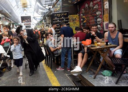 Jerusalem, Israel. Juli 2020. Israelis drängen sich vor dem jüdischen Sabbat am Freitag, dem 24. Juli 2020, auf den Mahane Yehuda Markt in Jerusalem. Das israelische Gesundheitsministerium berichtet in der vergangenen Woche über 59 Todesfälle und über 12,000 neue Coronavirus-Fälle. Foto von Debbie Hill/UPI Kredit: UPI/Alamy Live Nachrichten Stockfoto