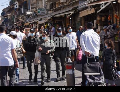 Jerusalem, Israel. Juli 2020. Israelis drängen sich vor dem jüdischen Sabbat am Freitag, dem 24. Juli 2020, auf den Mahane Yehuda Markt in Jerusalem. Das israelische Gesundheitsministerium berichtet in der vergangenen Woche über 59 Todesfälle und über 12,000 neue Coronavirus-Fälle. Foto von Debbie Hill/UPI Kredit: UPI/Alamy Live Nachrichten Stockfoto