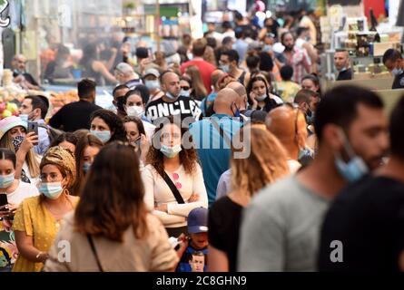 Jerusalem, Israel. Juli 2020. Israelis drängen sich vor dem jüdischen Sabbat am Freitag, dem 24. Juli 2020, auf den Mahane Yehuda Markt in Jerusalem. Das israelische Gesundheitsministerium berichtet in der vergangenen Woche über 59 Todesfälle und über 12,000 neue Coronavirus-Fälle. Foto von Debbie Hill/UPI Kredit: UPI/Alamy Live Nachrichten Stockfoto