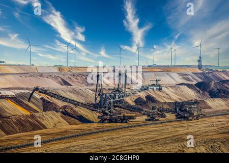 Braunkohlenbergbau und -Streuer, Windkraftanlagen, Jüchen, Rheinisches Braunkohlenbergbaugebiet, Nordrhein-Westfalen, Deutschland Stockfoto