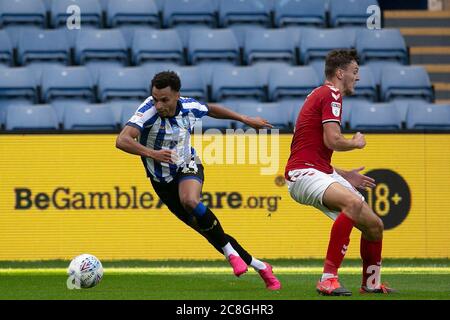 SHEFFIELD, ENGLAND. 22. JULI - Jacob Murphy von Sheffield Mittwoch in Aktion mit Dael Fry während des Sky Bet Championship-Spiels zwischen Sheffield Mittwoch und Middlesbrough in Hillsborough, Sheffield am Mittwoch 22. Juli 2020. (Quelle: Mark Fletcher, Mi News ) Stockfoto