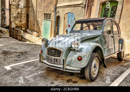 Oldtimer Citroen 2CV in einer Gasse in der Altstadt, Frankreich Stockfoto