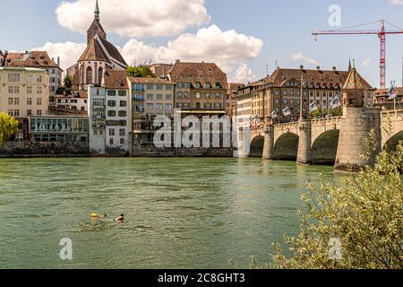 Schwimmer am Rhein in Basel, Schweiz. Am Rheinufer mit Blick auf die Altstadt ist es ein gutes Hotel Stockfoto