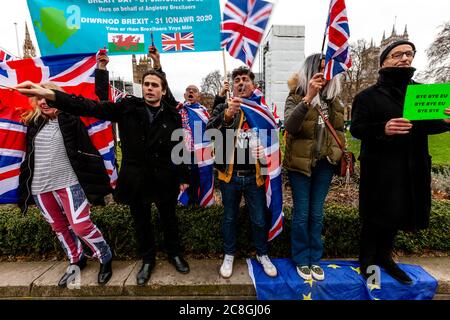 Brexit-Anhänger versammeln sich auf dem Parliament Square, bevor Großbritannien die Europäische Union später am Tag um 23 Uhr in London, Großbritannien, verlässt. Stockfoto