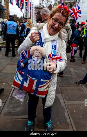Brexit-Anhänger versammeln sich auf dem Parliament Square, bevor Großbritannien die Europäische Union später am Tag um 23 Uhr in London, Großbritannien, verlässt. Stockfoto