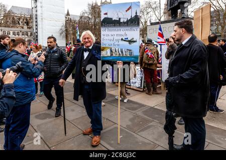 Brexit-Anhänger versammeln sich auf dem Parliament Square, bevor Großbritannien die Europäische Union später am Tag um 23 Uhr in London, Großbritannien, verlässt. Stockfoto