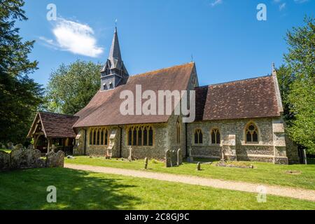 St. Peter & Holy Cross Church im Hampshire Dorf Wherwell, ein viktorianisches gotisches Gebäude aus dem Jahr 1857, Großbritannien Stockfoto