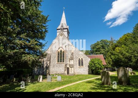 St. Peter & Holy Cross Church im Hampshire Dorf Wherwell, ein viktorianisches gotisches Gebäude aus dem Jahr 1857, Großbritannien Stockfoto