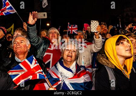 Brexit-Anhänger reagieren auf den Austritt Großbritanniens aus der Europäischen Union um 23 Uhr auf dem Parliament Square in London. Stockfoto